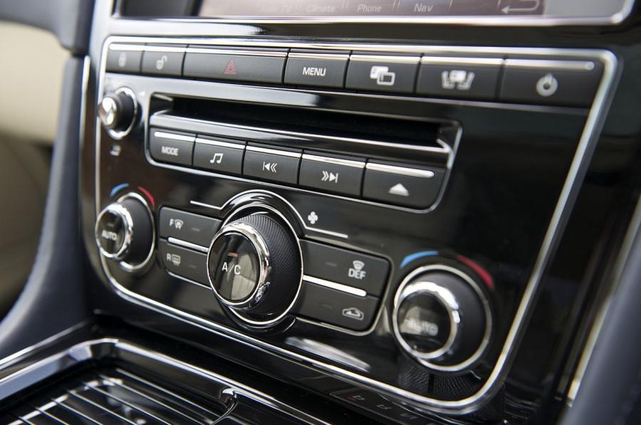  Jaguar XJ V6 2013 года  (фото 9 из 26)